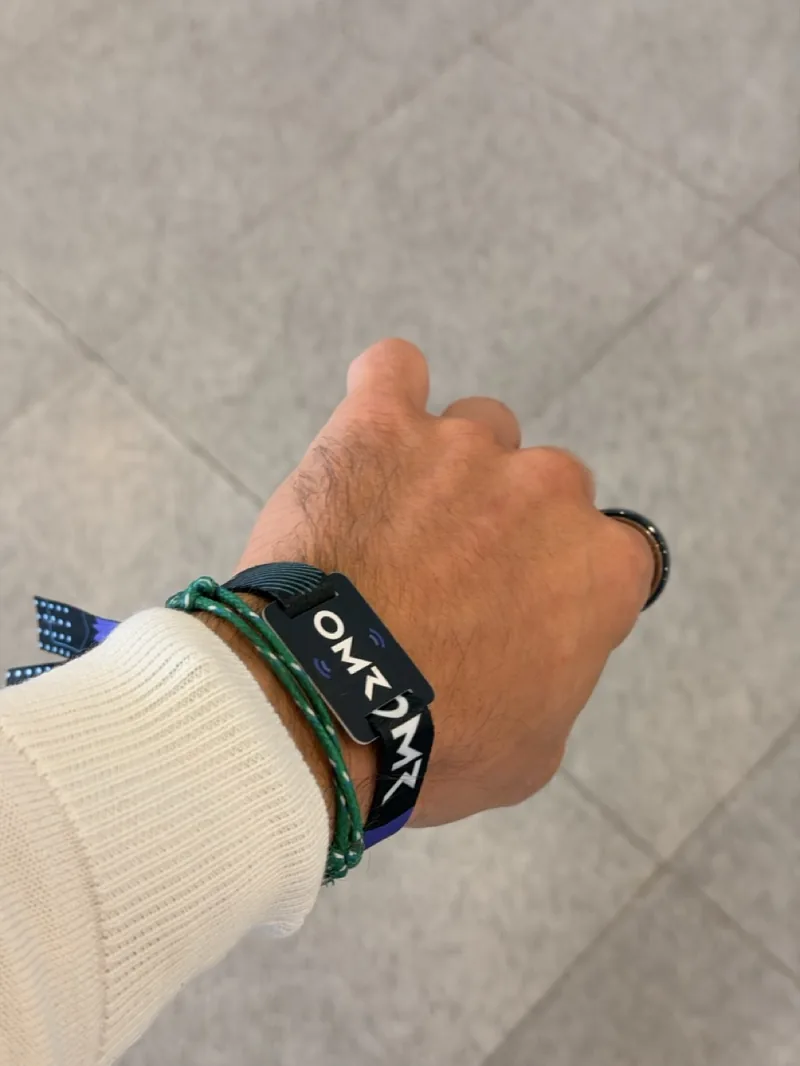 OMR 2026 Einlassband am Handgelenk mit NFC-Chip und OMR-Logo