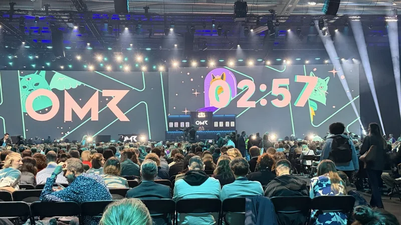 OMR 2026 Hauptbühne mit vollbesetztem Publikum und Countdown-Timer 02:57 vor dem Start