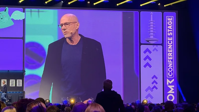 Scott Galloway auf der OMR 2026 Conference Stage auf der Großleinwand, schwarzes T-Shirt, Sakko