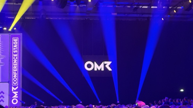 OMR Conference Stage in Hamburg, blau ausgeleuchtetes Publikum vor dem OMR Logo